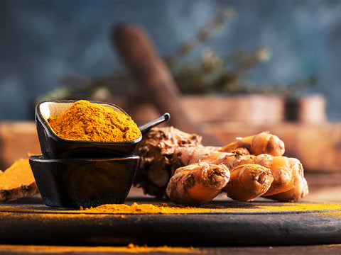Radice di curcuma e integratore naturale con benefici digestivi, antinfiammatori e antiossidant