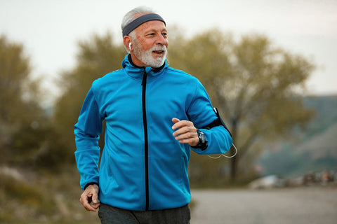 Persona che cammina in un parco soleggiato con abbigliamento sportivo – concetto di salute, benessere e prevenzione cardiovascolare.