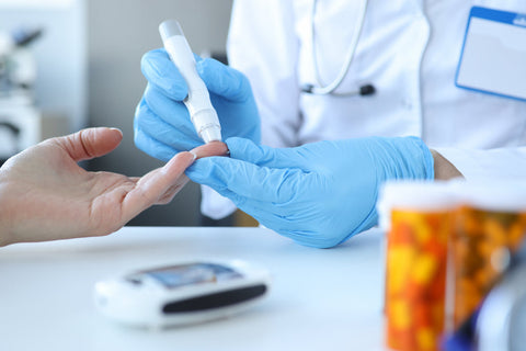 Grafico che mostra la riduzione del colesterolo LDL con dieta, farmaci e integratori naturali