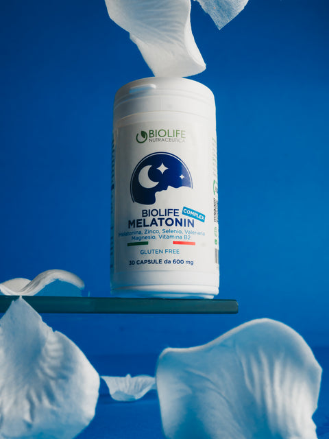 Biolife Melatonin Complex | Melatonina in Capsule | 30 capsule da 600mg | Formulazione con ZINCO, SELENIO, MAGNESIO, VITAMINA B2 e VALERIANA | Consigliata contro stress ed insonnia